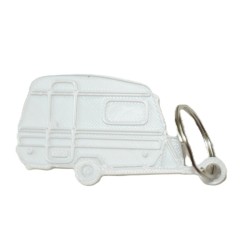 Brelok w kształcie białej mini przyczepy kempingowej Niewiadów N126N z białym oknem, ujęcie z przodu
